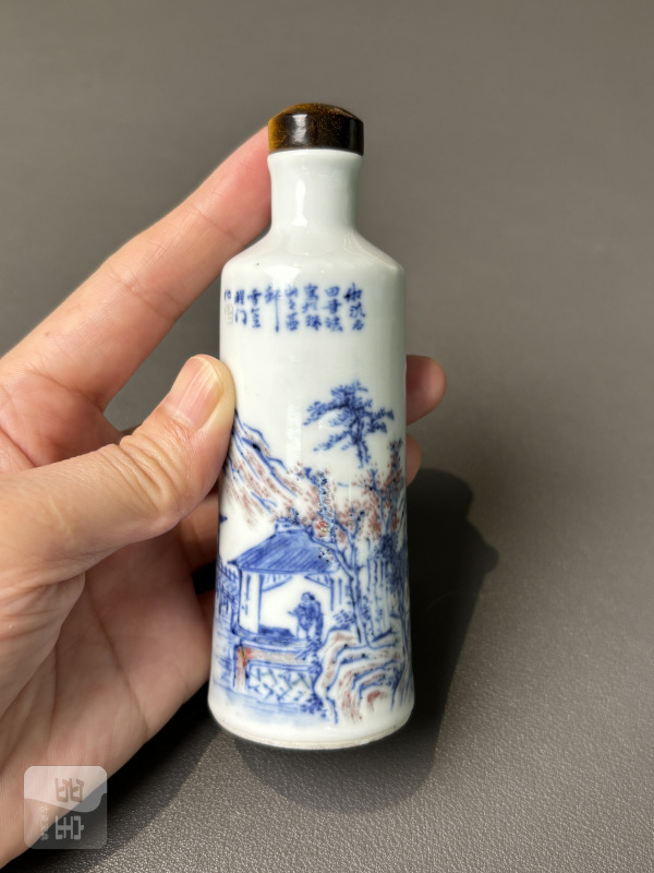 清光绪 青花釉里红山水人物图诗文鼻烟壶（带木底座） - 图3